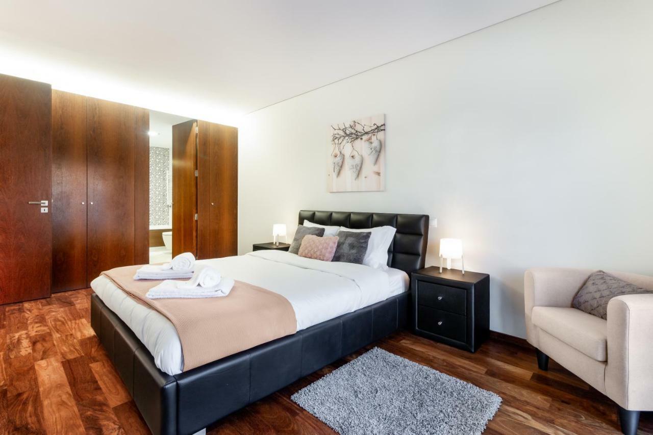 Pink - Spacious With Pool Apartment